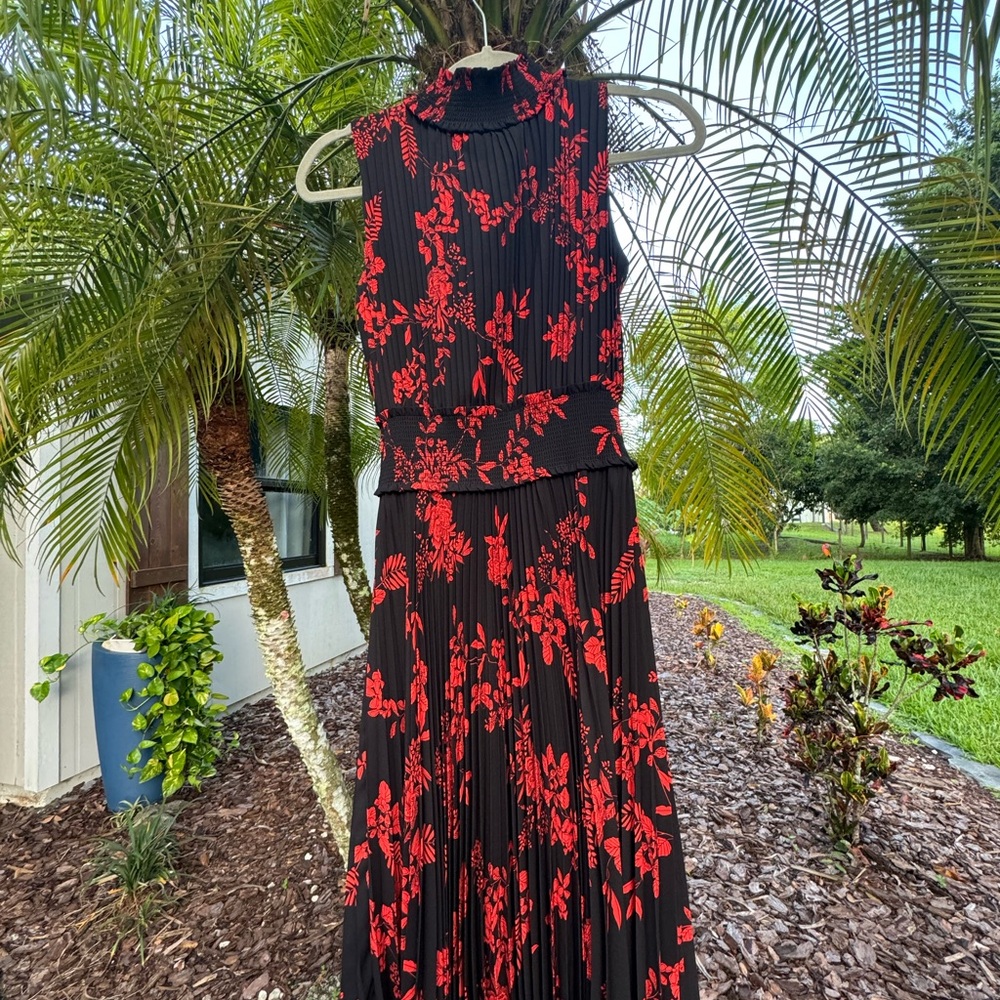 Nanette Lepore Black and red pleated casual tie neck back button. Sleeveless.